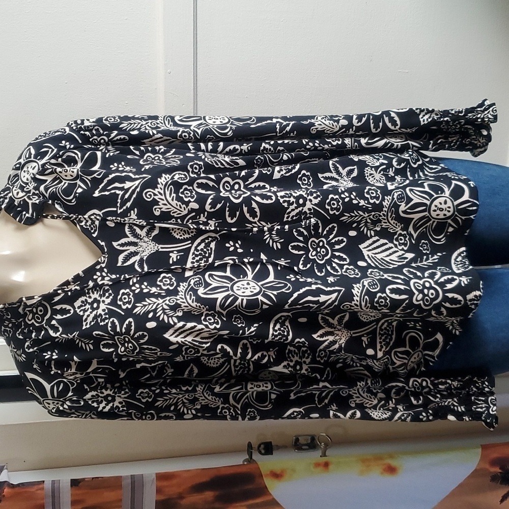 Adrianna Papell long sleeve tie V neck blouse size XL